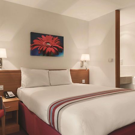 Ramada By Wyndham Cambridge Hotell Fen Drayton Eksteriør bilde