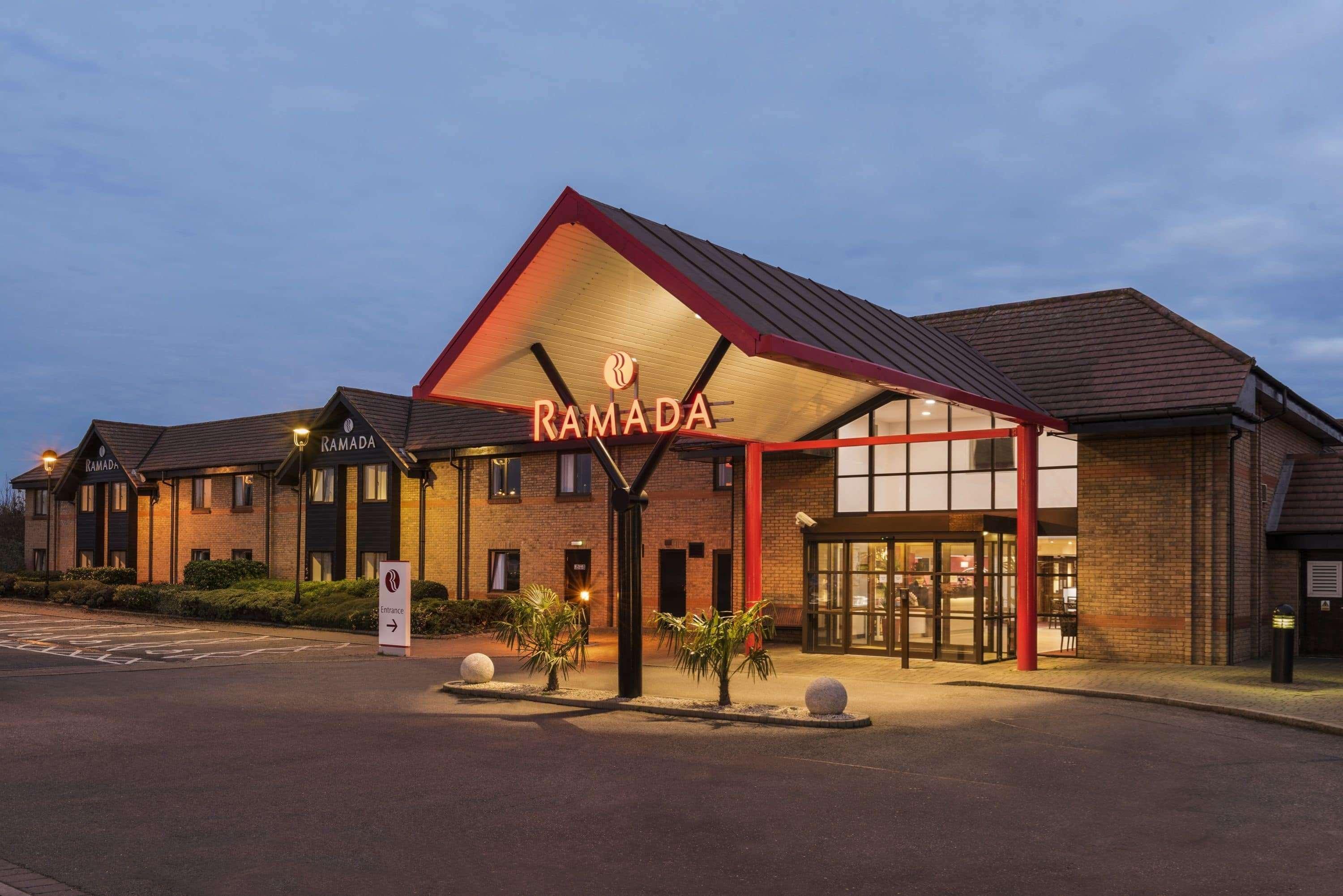 Ramada By Wyndham Cambridge Hotell Fen Drayton Eksteriør bilde