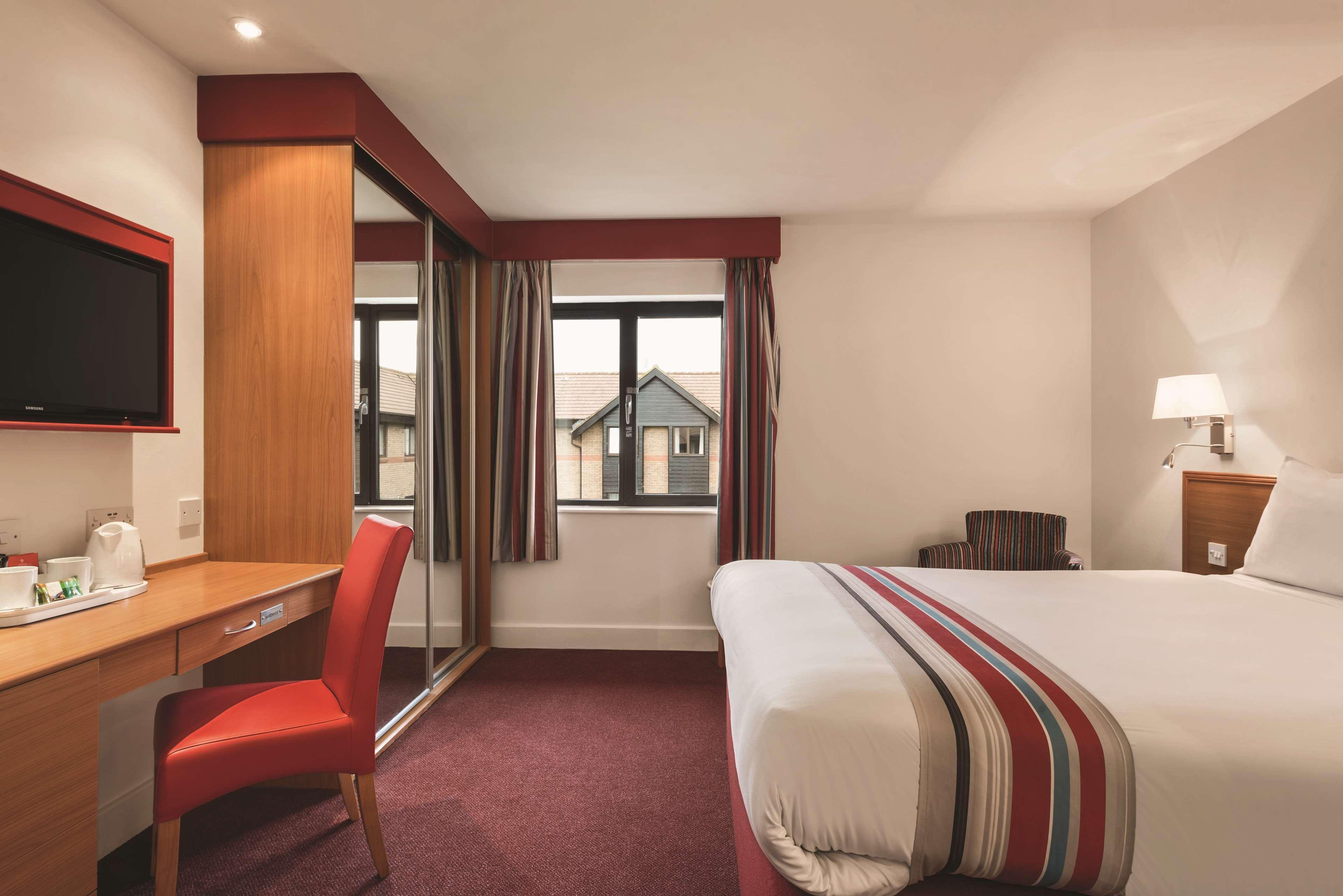 Ramada By Wyndham Cambridge Hotell Fen Drayton Eksteriør bilde