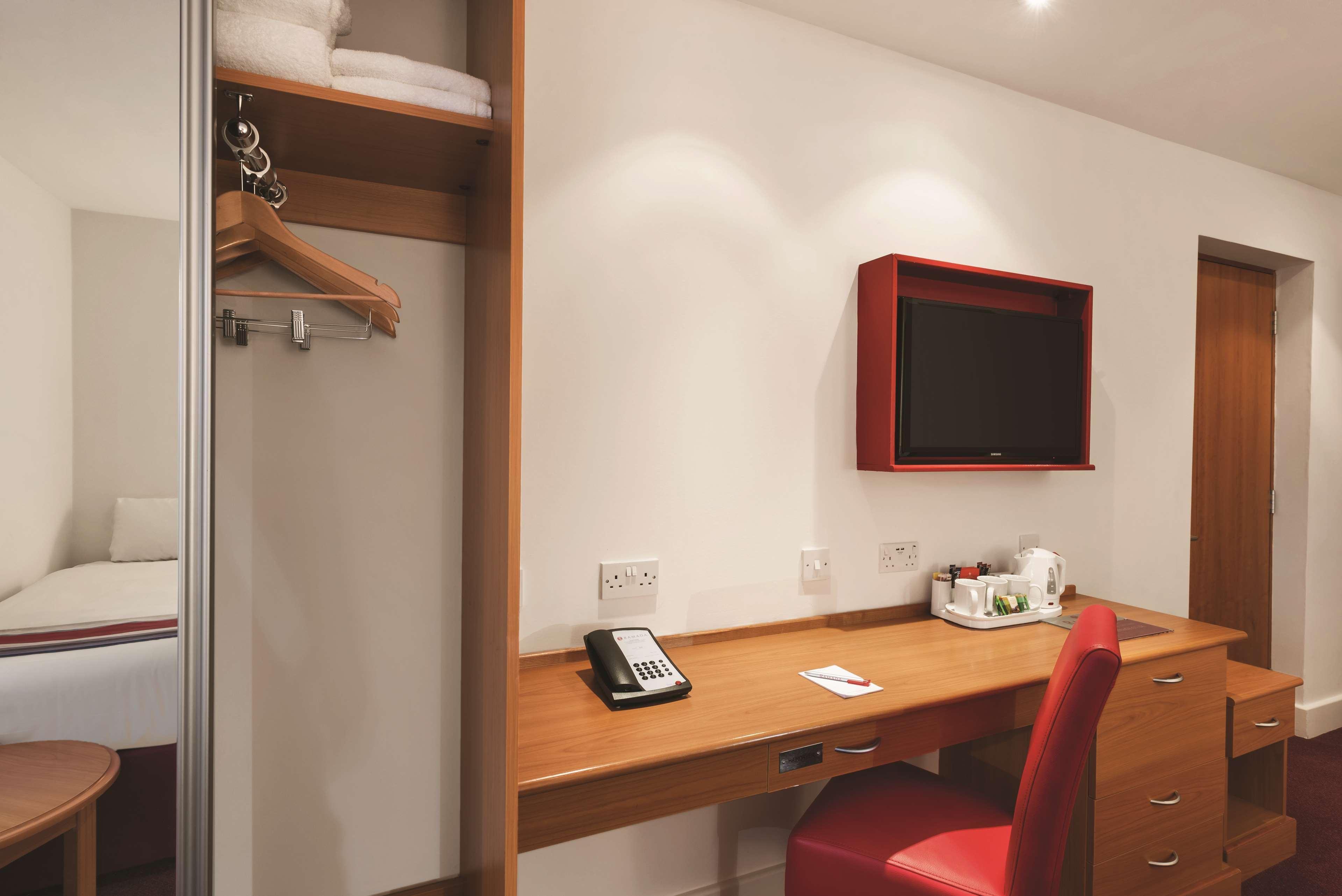 Ramada By Wyndham Cambridge Hotell Fen Drayton Eksteriør bilde