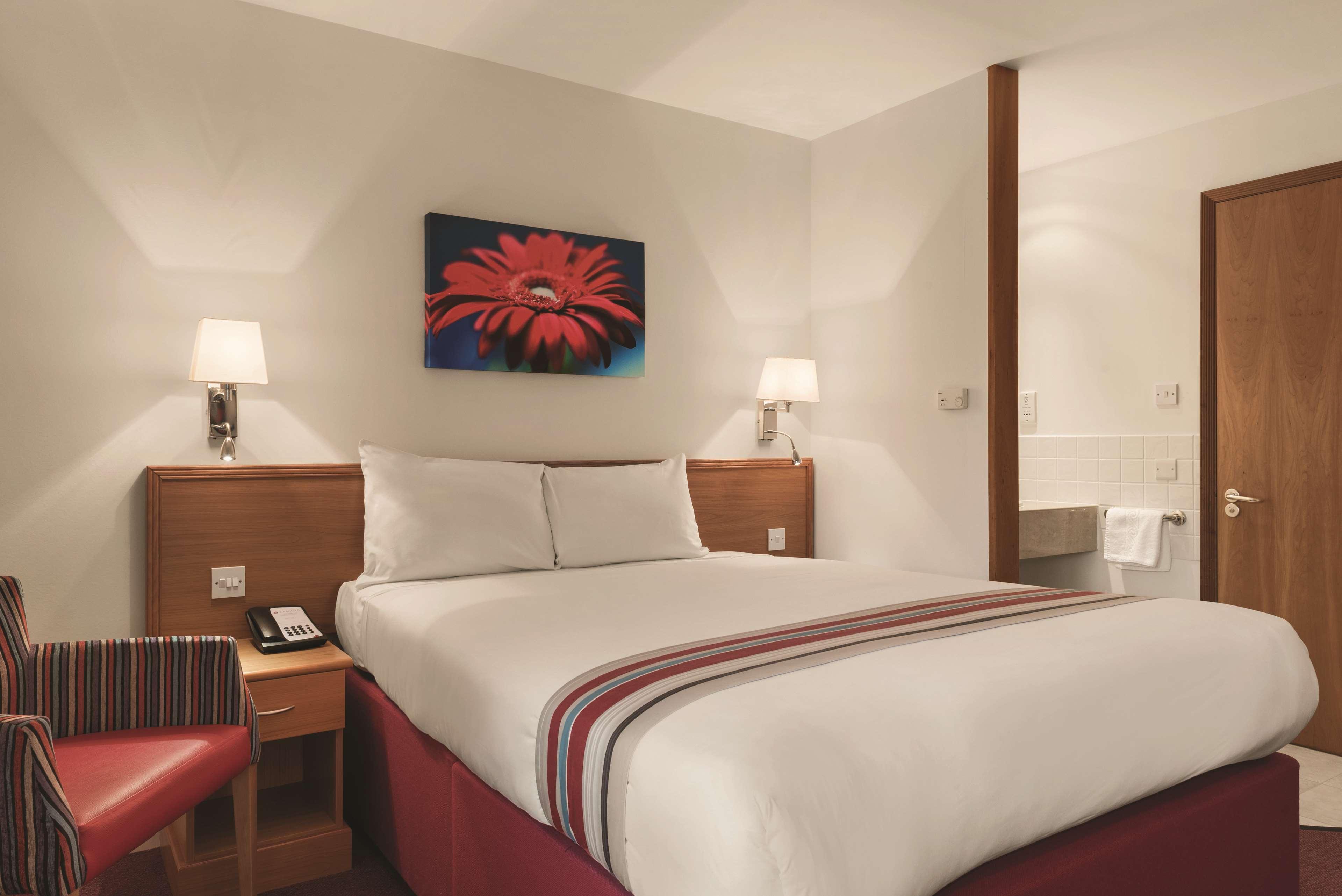Ramada By Wyndham Cambridge Hotell Fen Drayton Eksteriør bilde